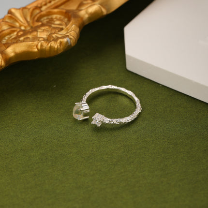 Anillo Ajustable Con Textura Tallada Y Piedras De Colores En Plata S925