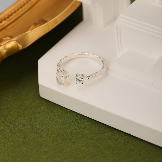 Anillo Ajustable Con Textura Tallada Y Piedras De Colores En Plata S925