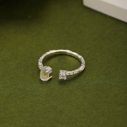 Anillo Ajustable Con Textura Tallada Y Piedras De Colores En Plata S925