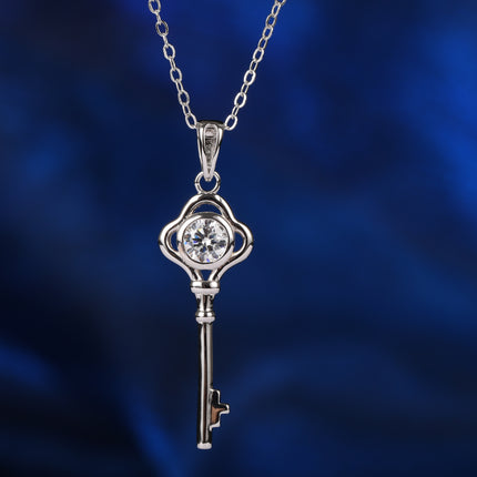 Collar Con Diseño Elegante Y Moderno De Llave De Amor Moissanita Y Plata 925