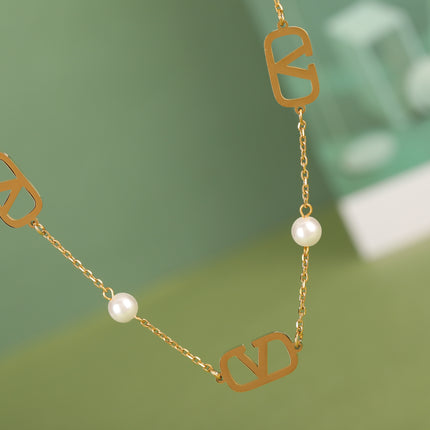 Collar Nuevo Con Colgante De Letra V Brillante Metálico De Moda Con Perlas
