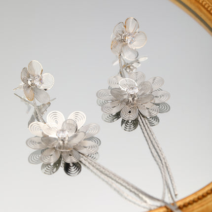 Aretes Largos De Cobre Con Flores Y Flecos De Plateado Estilo Elegante