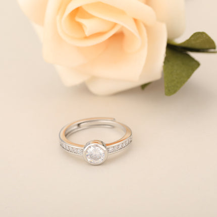 Anillo Con Diseño Minimalista Y Diamantes De Zirconia De Cobre Chapado En Oro 14K