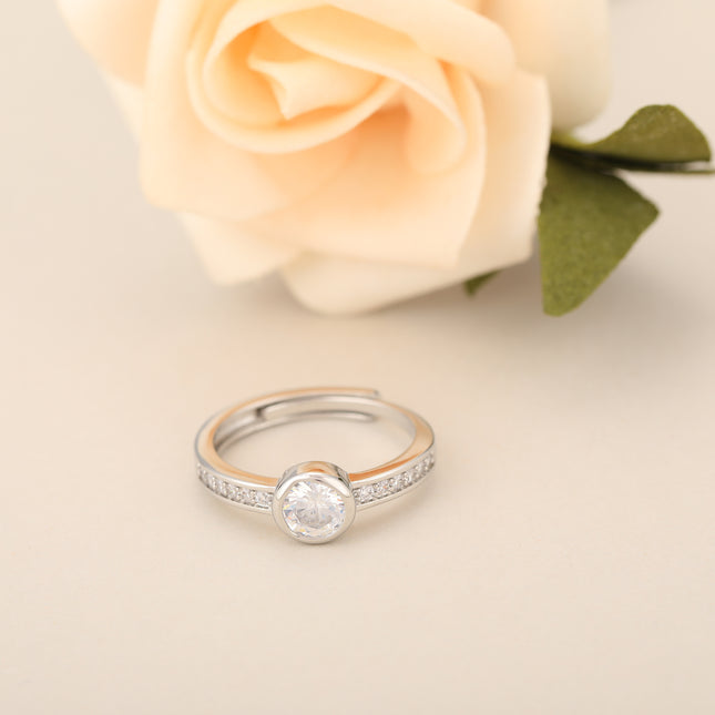 Anillo Con Diseño Minimalista Y Diamantes De Zirconia De Cobre Chapado En Oro 14K