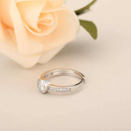 Anillo Con Diseño Minimalista Y Diamantes De Zirconia De Cobre Chapado En Oro 14K