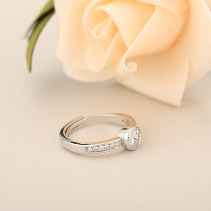 Anillo Con Diseño Minimalista Y Diamantes De Zirconia De Cobre Chapado En Oro 14K