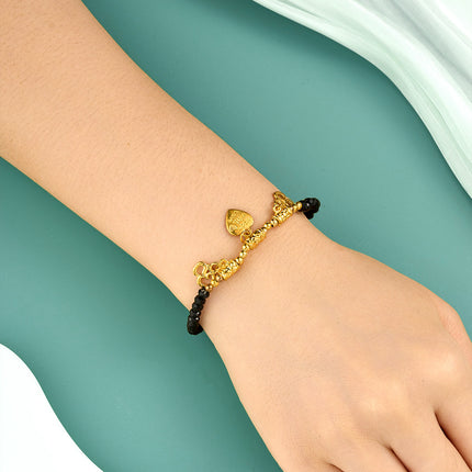 Pulsera De Cuentas Negras Con Tres Colgantes Dorados Estilo Moda