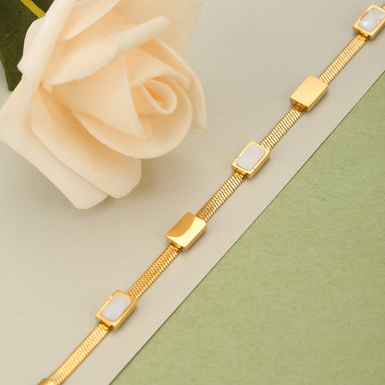 Pulsera De Acero Con Cuadrados De Blanco Y Acabado Dorado 14K