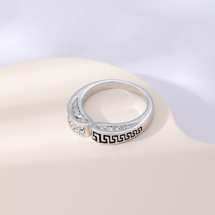 Anillo Con Diseño De Chevron Y Diamantes De Zirconia En Aleación Chapado En Plata