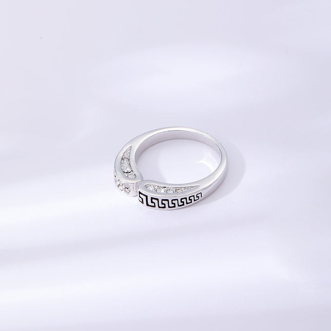 Anillo Con Diseño De Chevron Y Diamantes De Zirconia En Aleación Chapado En Plata