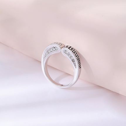 Anillo Con Diseño De Chevron Y Diamantes De Zirconia En Aleación Chapado En Plata