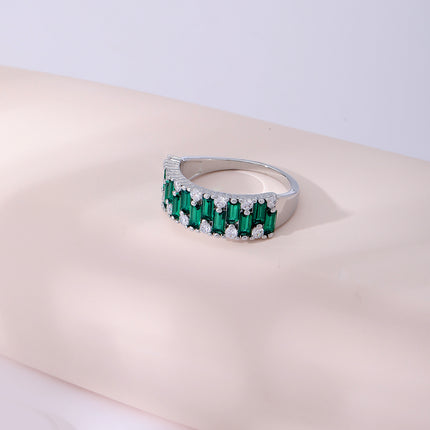 Anillo Con Diseño De Esmeralda simulada Y Diamantes De Zirconia En Cobre