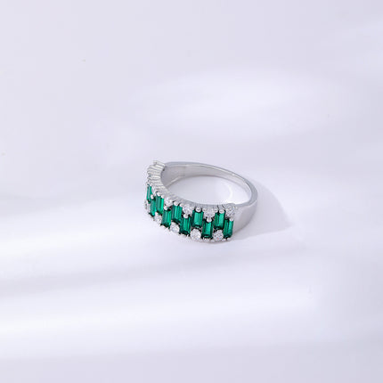 Anillo Con Diseño De Esmeralda simulada Y Diamantes De Zirconia En Cobre