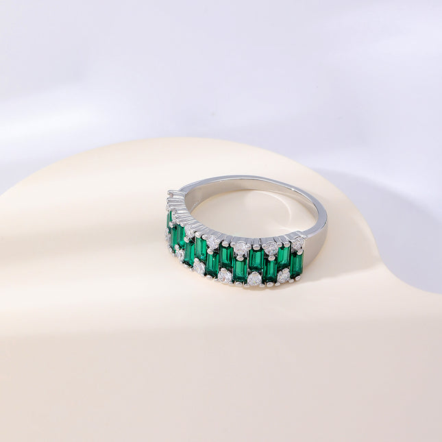 Anillo Con Diseño De Esmeralda simulada Y Diamantes De Zirconia En Cobre