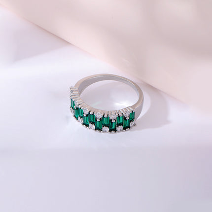 Anillo Con Diseño De Esmeralda simulada Y Diamantes De Zirconia En Cobre