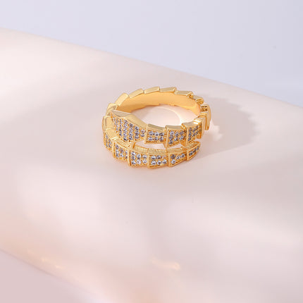 Anillo Con Diseño De Serpiente Y Diamantes De Zirconia En Cobre Chapado En Oro 14K