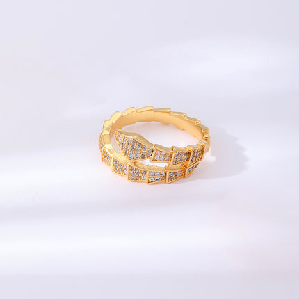 Anillo Con Diseño De Serpiente Y Diamantes De Zirconia En Cobre Chapado En Oro 14K