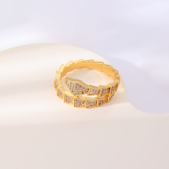 Anillo Con Diseño De Serpiente Y Diamantes De Zirconia En Cobre Chapado En Oro 14K