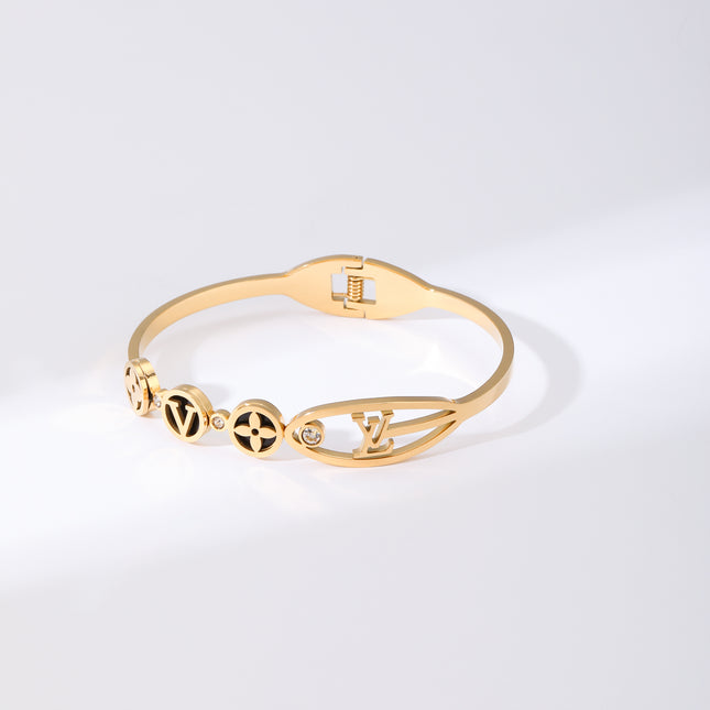 Pulsera Brazalete De Acero Inoxidable Con Disco Negro y Trébol Letra V