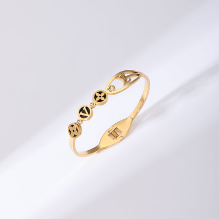 Pulsera Brazalete De Acero Inoxidable Con Disco Negro y Trébol Letra V