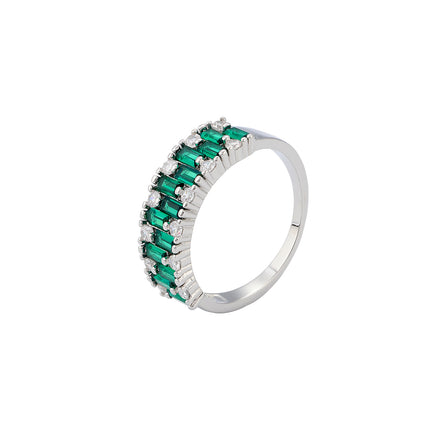 Anillo Con Diseño De Esmeralda simulada Y Diamantes De Zirconia En Cobre