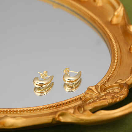 Aretes De Cobre Bañados En Oro De 14K Con Diseño De Media Corazón