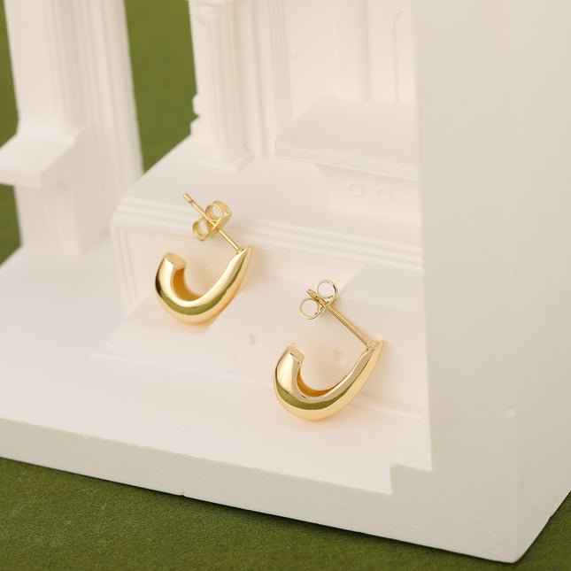 Aretes De Cobre Bañados En Oro De 14K Con Diseño De Media Corazón