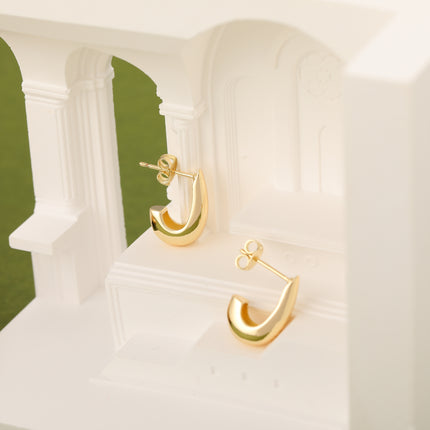Aretes De Cobre Bañados En Oro De 14K Con Diseño De Media Corazón