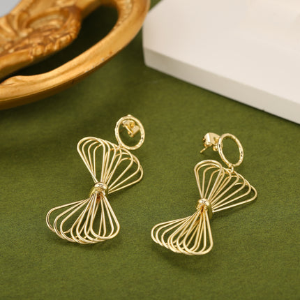 Aretes De Cobre Con Colgante De Nudo Enchapado Oro 18K Estilo Delicado