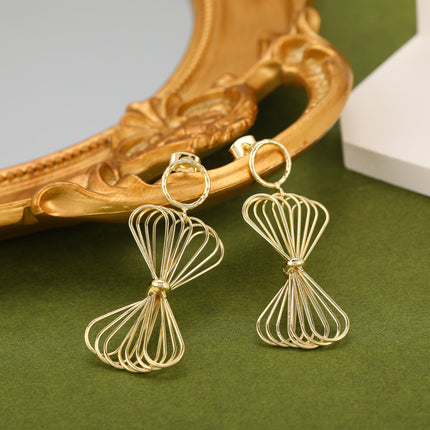 Aretes De Cobre Con Colgante De Nudo Enchapado Oro 18K Estilo Delicado