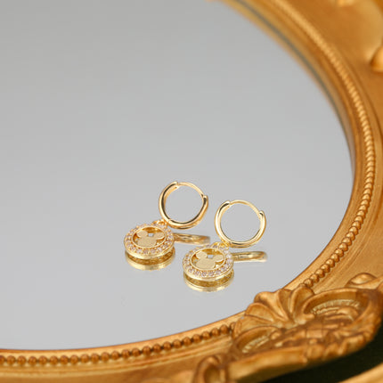 Aretes Con Colgante De Círculo Hueco Con Zirconias En Cobre