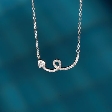 Collar En Dije Forma De Corazón Y Serpiente Incrustado Con Circonitas