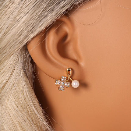 Aretes De Cobre Chapado Oro De 14K De Flor Con Zirconia Y Perlas De Moda