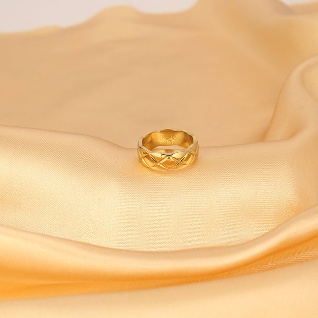 Anillo Con Diseño De Rombos Y Estilo Moderno ANI12SS6De Acero Inoxidable Chapado En Oro 18K