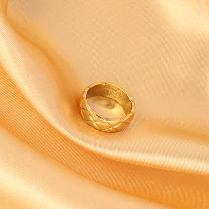 Anillo Con Diseño De Rombos Y Estilo Moderno ANI12SS6De Acero Inoxidable Chapado En Oro 18K