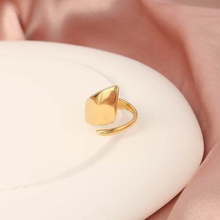 Anillo Abierto de Superficie Lisa Y Curva De Acero Inoxidable Chapado En Oro 14K