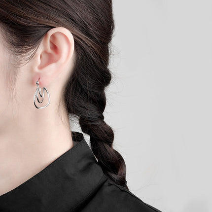 Aretes De Cobre Con Diseño De Tres Capas De Aros Irregulares Modernos