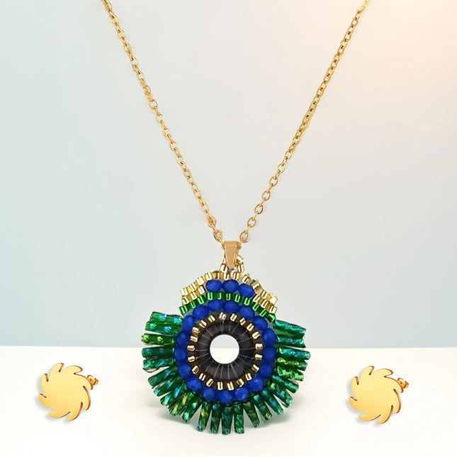 Collar Bohemio Tejido Con Cuentas Verdes y Azules y Aretes Dorados