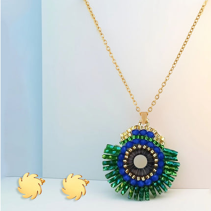 Collar Bohemio Tejido Con Cuentas Verdes y Azules y Aretes Dorados