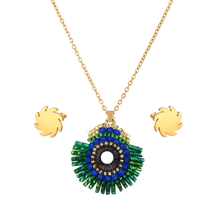 Collar Bohemio Tejido Con Cuentas Verdes y Azules y Aretes Dorados