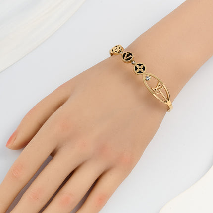 Pulsera Brazalete De Acero Inoxidable Con Disco Negro y Trébol Letra V