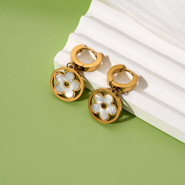 Aretes Delicados De Flores Blanco Con Diseño Calado Chapados En Oro 18K