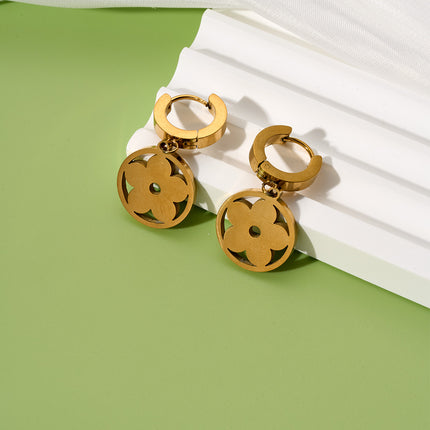 Aretes Delicados De Flores Blanco Con Diseño Calado Chapados En Oro 18K