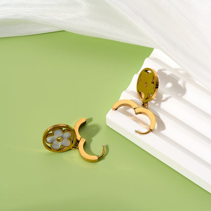 Aretes Delicados De Flores Blanco Con Diseño Calado Chapados En Oro 18K