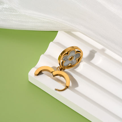 Aretes Delicados De Flores Blanco Con Diseño Calado Chapados En Oro 18K