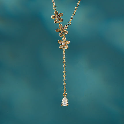 Collar Cobre De Oro 18K Con Colgante De Tres Flores Y Gota De Zirconia