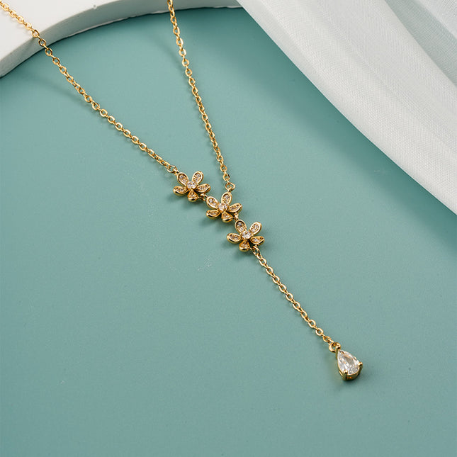 Collar Cobre De Oro 18K Con Colgante De Tres Flores Y Gota De Zirconia