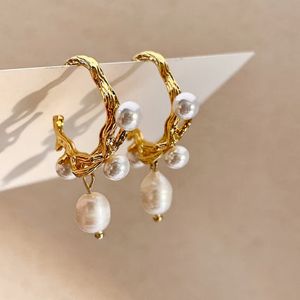Aretes De Cobre Dorado Con Colgante De Perla Artificial Elegante