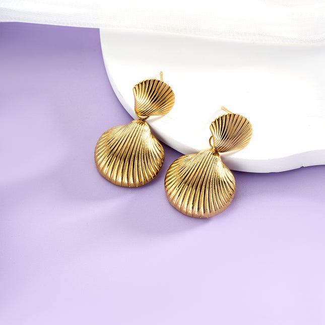 Aretes Broqueles Con Textura De Concha Dorada De Acero Inoxidable En Oro 14K