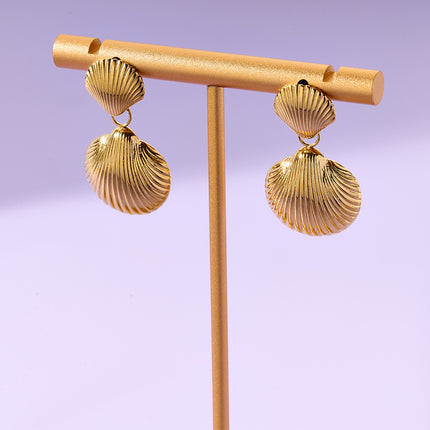 Aretes Broqueles Con Textura De Concha Dorada De Acero Inoxidable En Oro 14K